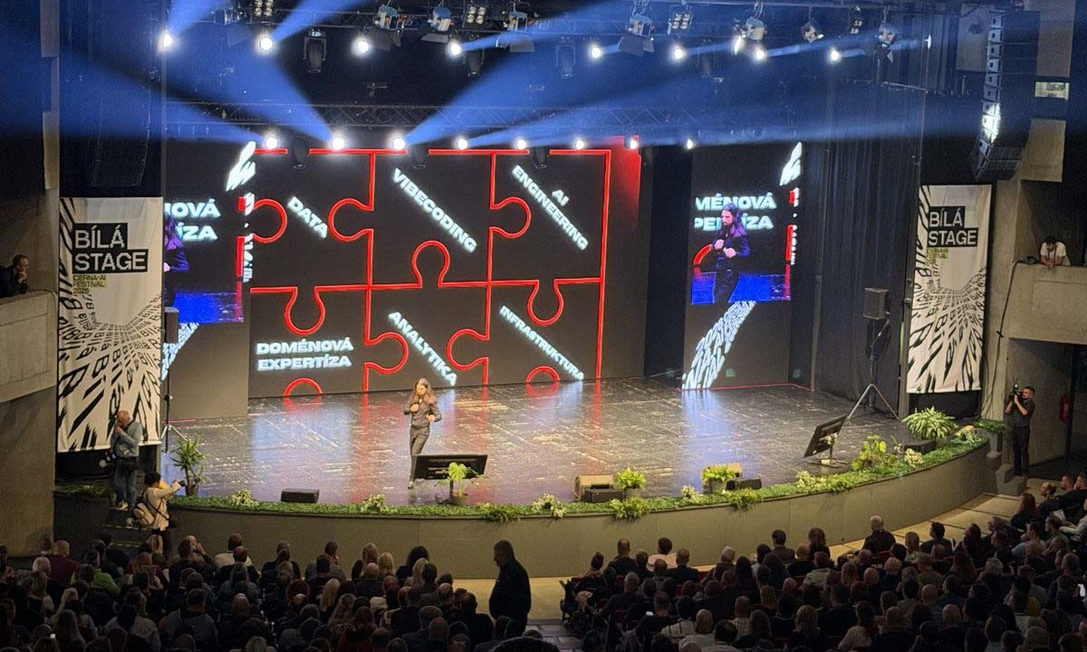 Hlavní scéna CERNA.AI festivalu v ostravské aule Gong