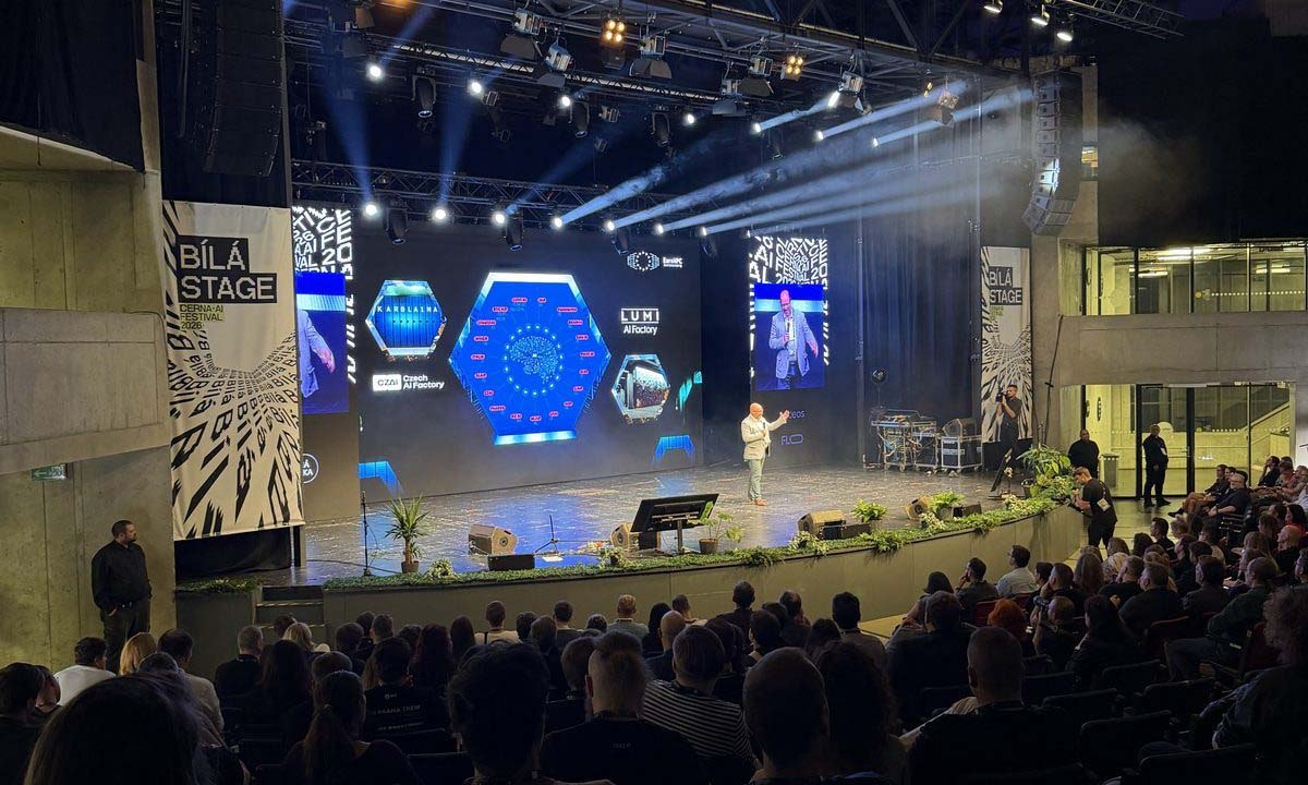 Přednáška na hlavní scéně CERNA.AI festivalu v zaplněném sále