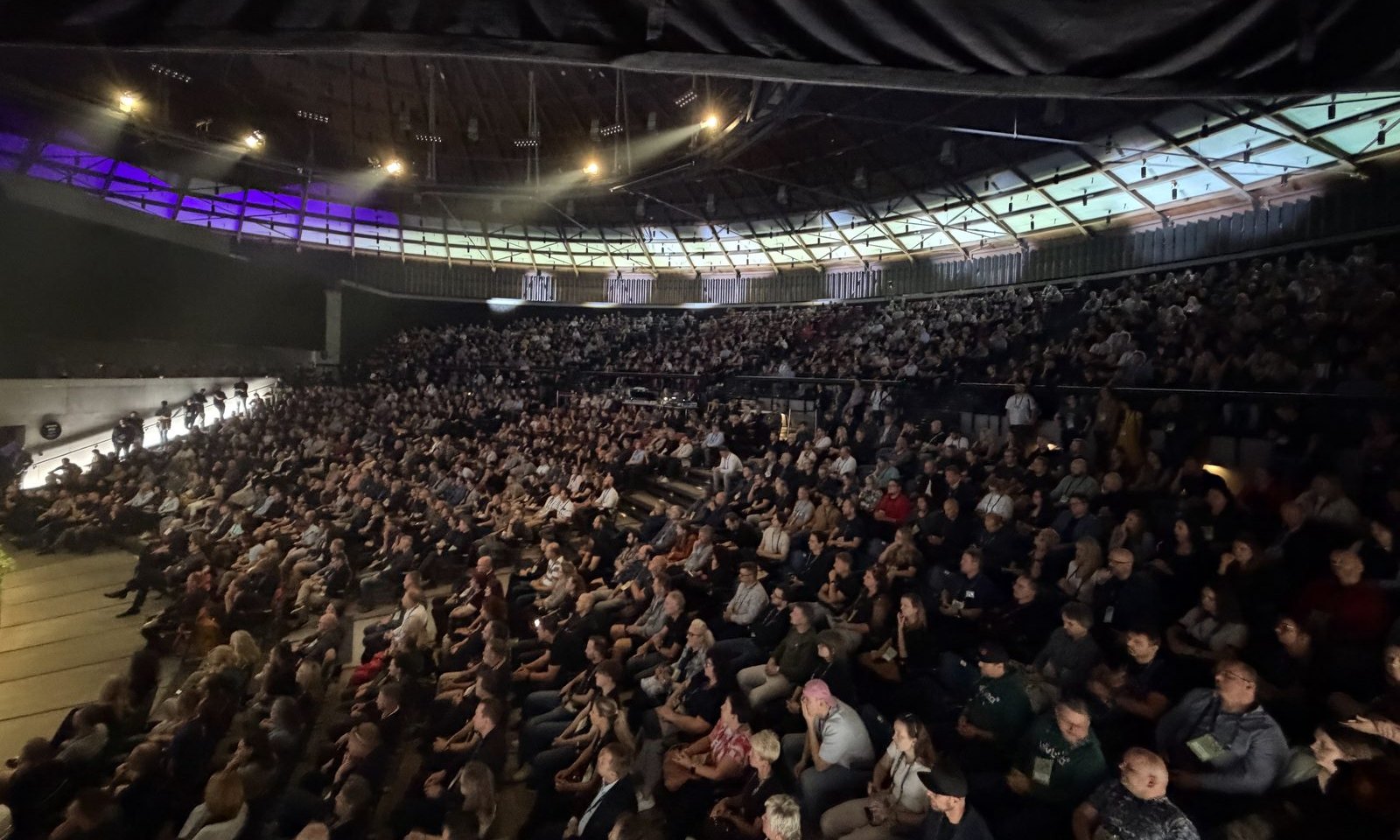 Zaplněný sál ostravského Gongu během CERNA.AI festivalu
