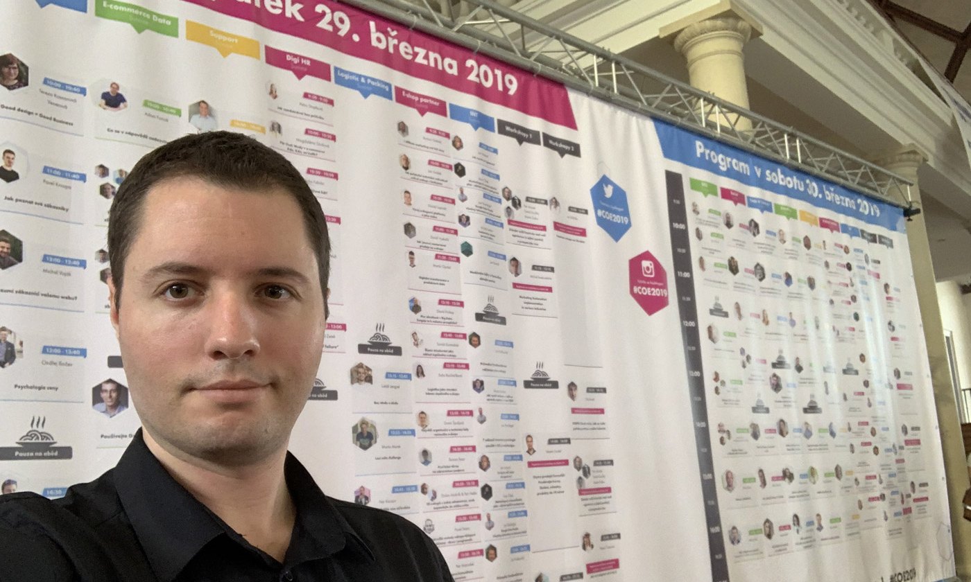 Tomáš Stýskala před programovou tabulí konference Czech Online Expo 2019