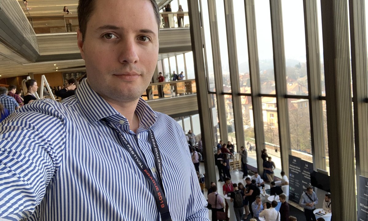 Tomáš Stýskala ve foyer Marketing Festivalu 2019